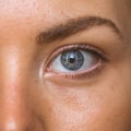 La differenza tra il contorno occhi con effetto lifting immediato e la normale crema per gli occhi